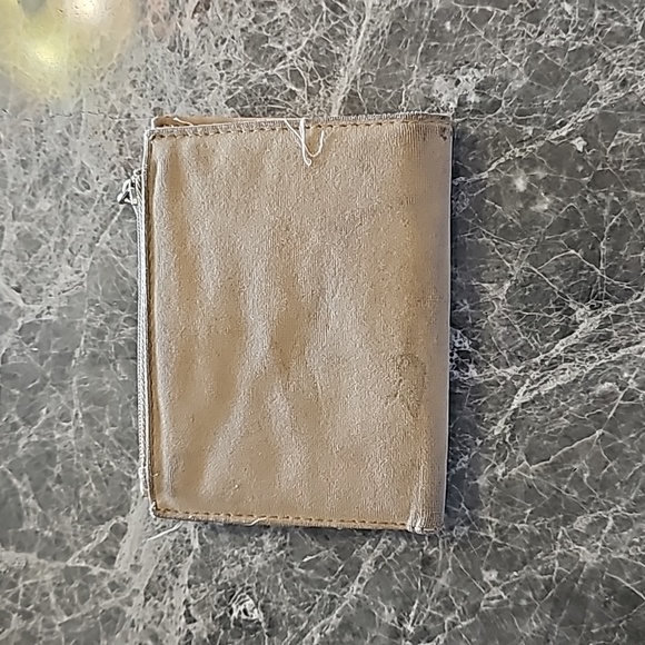 🤑SOLD...! Unique GUESS Brown And Tan Wallet - Picture 3 of 3